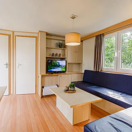 In Leukermeer By The Waterside شاليه