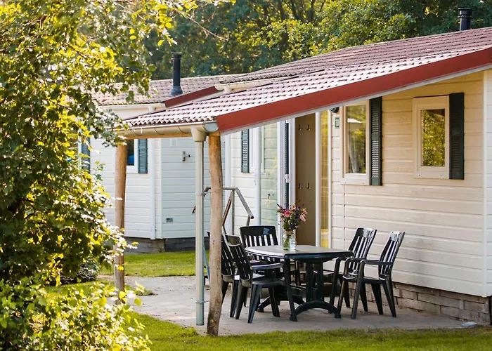 בקתה In Leukermeer By The Waterside Well (Limburg)