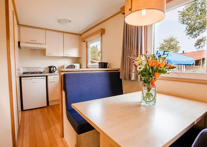 בקתה In Leukermeer By The Waterside Well (Limburg)