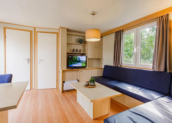 In Leukermeer By The Waterside בקתה