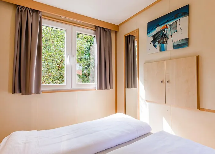 In Leukermeer By The Waterside בקתה *