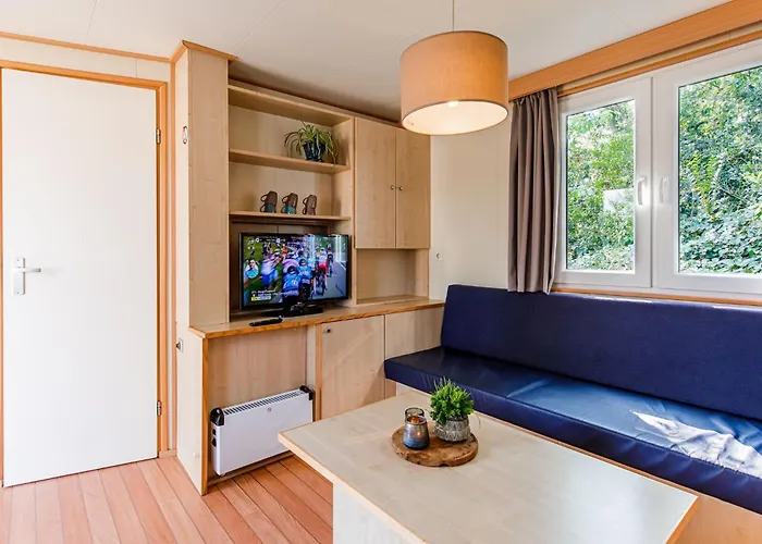 In Leukermeer By The Waterside בקתה *