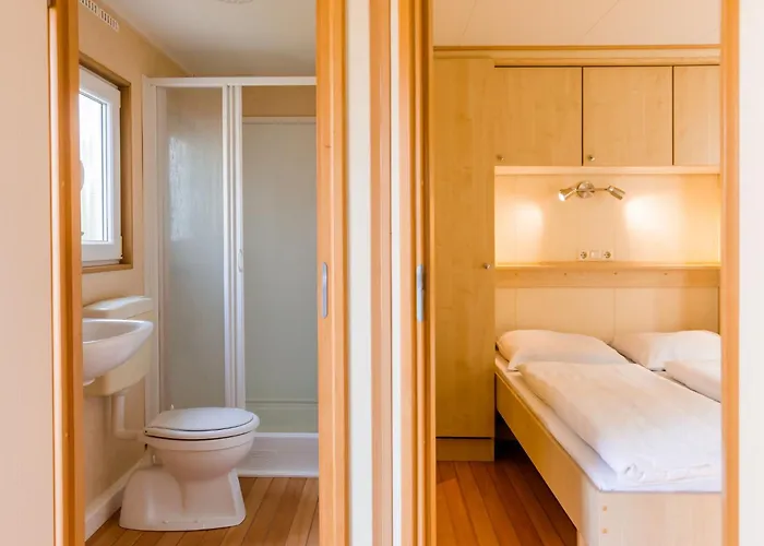 In Leukermeer By The Waterside בקתה