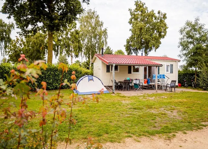 In Leukermeer By The Waterside בקתה