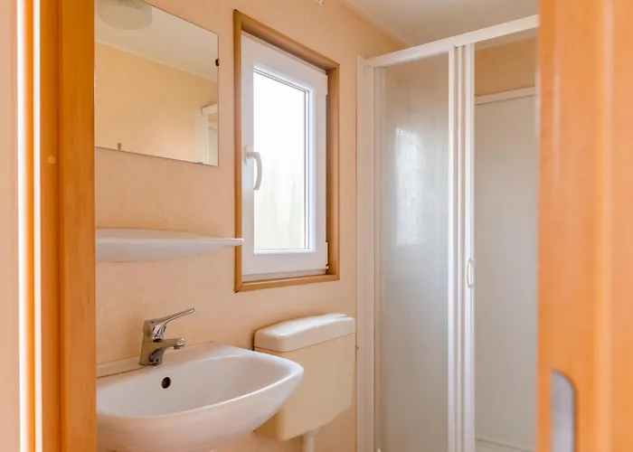 In Leukermeer By The Waterside בקתה