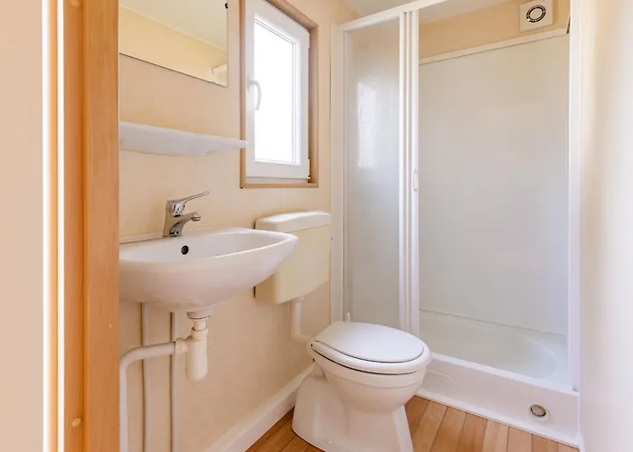 In Leukermeer By The Waterside בקתה *