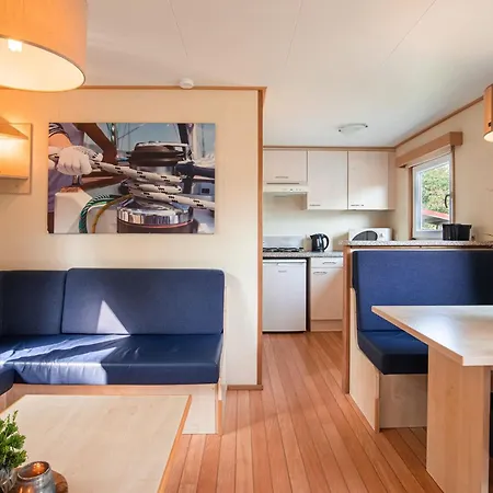 木屋 In Leukermeer By The Waterside *